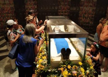 Obras sociais de Irmã Dulce recebe grande movimento neste sábado, véspera da primeira Missa da Santa no Brasil