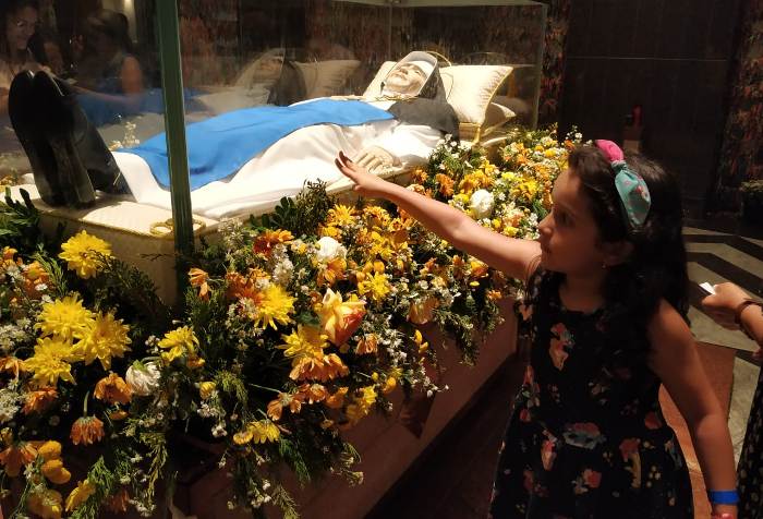 Obras sociais de Irmã Dulce recebe grande movimento neste sábado, véspera da primeira Missa da Santa no Brasil