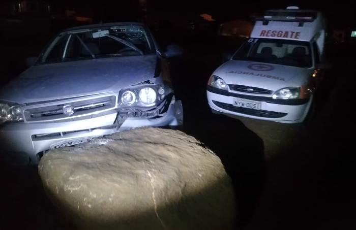 Anjos Jacuipenses presta socorro a motorista de 90 anos que colidiu carro em pedra