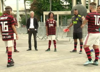 Sósias do Flamengo fazem sucesso e tiram fotos com torcedores antes da semifinal da Libertadores