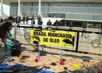 Protesto do Greenpeace espalha óleo na frente do Palácio do Planalto
