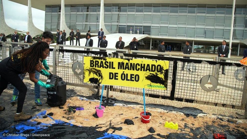 Protesto do Greenpeace espalha óleo na frente do Palácio do Planalto