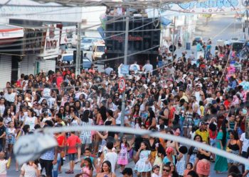Bloco Trem da Alegria leva animação a criançada no Centro de Coité