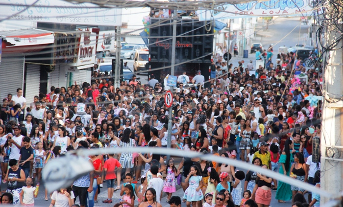 Bloco Trem da Alegria leva animação a criançada no Centro de Coité