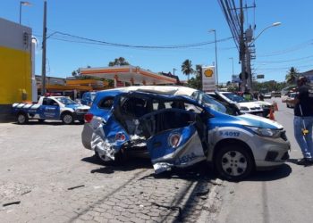 Policiais ficam feridos após viatura onde estavam bater em ônibus de Salvador