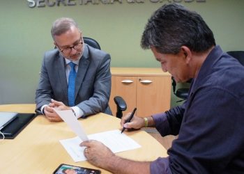 Prefeito Marcos Adriano recebe nova ambulância da SESAB