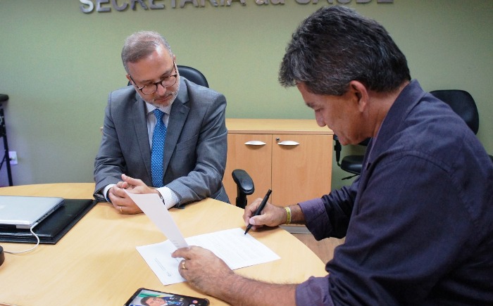 Prefeito Marcos Adriano recebe nova ambulância da SESAB