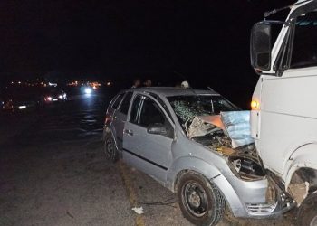 Mulher morre em consequência de uma colisão envolvendo carro de passeio e guincho