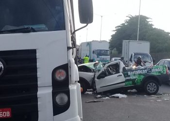 Homem morre e filho fica ferido após Pick-up colidir no fundo de caminhão na BR 324