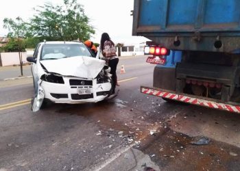 Colisão entre pick-up e caminhão deixa dois feridos na BR 324