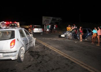 Colisão frontal entre carros de passeio deixa três feridos na BA 120