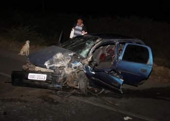 Colisão frontal entre carros de passeio deixa três feridos na BA 120