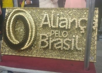 Artista plástico cria painel de novo partido de Bolsonaro com uso de cartuchos de bala