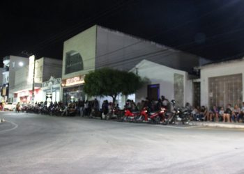 Black Friday – Com abertura prevista para meia noite, grande fila já se forma para compras em grande loja