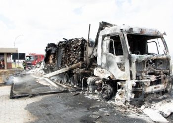 Carreta pega fogo logo depois de passar pela balança da BR 116 Norte