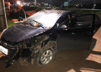 Dois indivíduos roubam carro, são perseguidos pela PM e morrem após troca de tiros