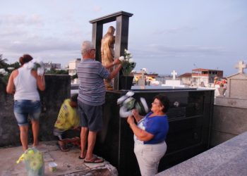 Famílias coiteenses preparam túmulos de entes queridos para a visitação do Dia de Finados