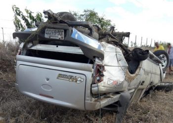 Caminhonete capota e motorista morre na hora da BA 416; carona ficou ferido