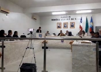 Valente: vereadora usa Tribuna da Câmara para denunciar que defunto recebe salário da Prefeitura
