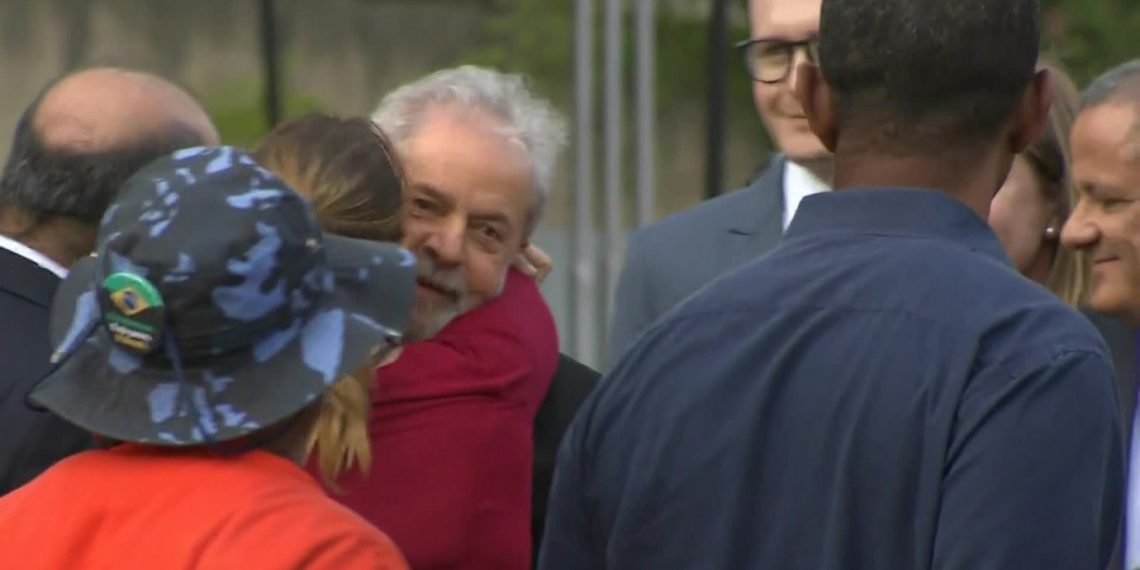 “Lula livre”. Ex-presidente deixa a prisão em Curitiba após decisão do STF
