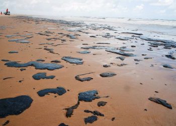 Empresa grega é suspeita do vazamento de óleo, diz Polícia Federal