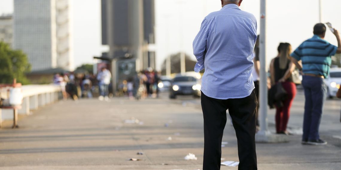 Expectativa de vida no Brasil sobe para 76,3 anos