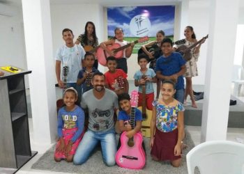 Projeto oferece aulas gratuitas de violão, teclado e técnicas de redação para Enem e Vestibular