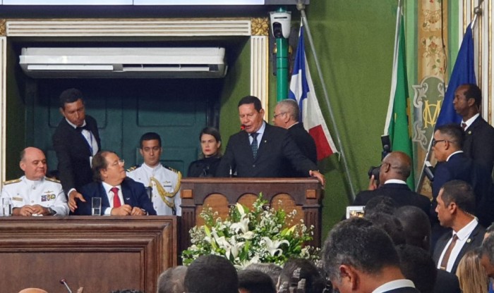 Vice-presidente Hamilton Mourão recebe título de cidadão soteropolitano: ‘Salvador é o grande retrato do Brasil moreno’