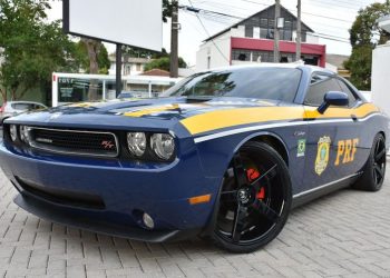 PRF passa a usar Dodge Challenger apreendido em ação contra o tráfico