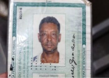 Homem de 44 anos morre depois de colidir moto em árvore