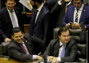 Fundo eleitoral de R$ 2 bilhões para partidos é aprovado no Congresso
