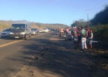 Homem morre após colisão entre moto e caminhonete na BA-052