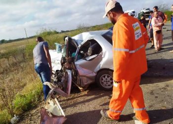 Colisão envolvendo Palio e carreta deixa quatro mortos na BR 116/Norte