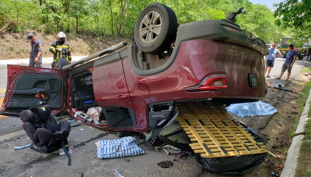 Colisão envolvendo Fiat Toro e carreta deixa três mortos na BR 242