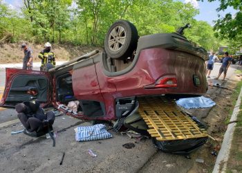 Colisão envolvendo Fiat Toro e carreta deixa três mortos na BR 242
