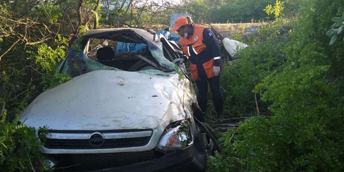 Dois homens ficam feridos em capotamento na BR 324
