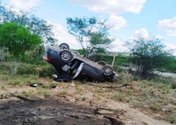 Ocupantes de Polo abre fogo contra outro veículo que capota após condutor ser atingido