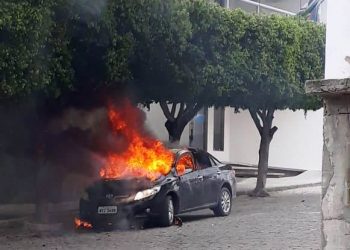 Carro de vereador é destruído pelo fogo em frente a Câmara de Valente; imagens mostram suspeitos chegando ao local