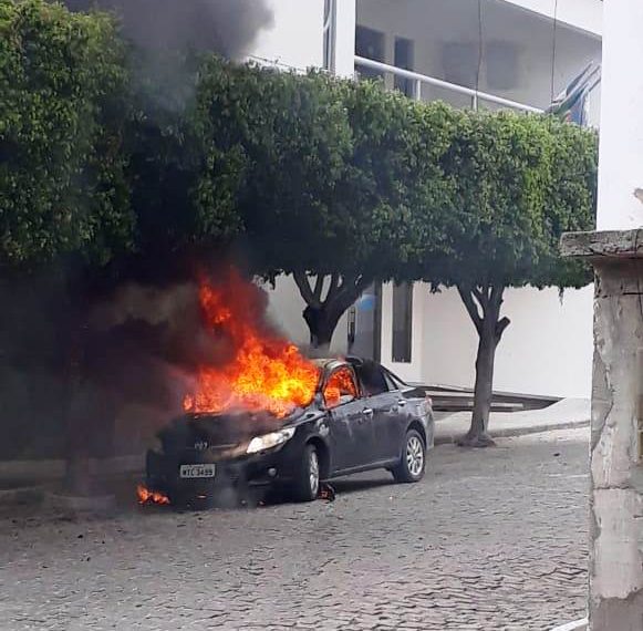 Carro de vereador é destruído pelo fogo em frente a Câmara de Valente; imagens mostram suspeitos chegando ao local