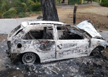 Populares incendeiam carro após motorista invadir local de festa e atropelar ao menos quatro pessoas