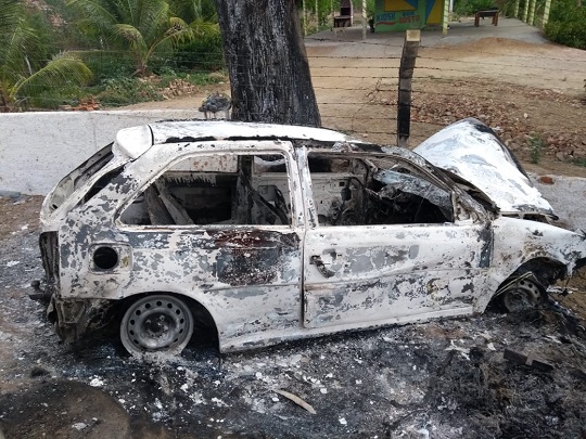 Populares incendeiam carro após motorista invadir local de festa e atropelar ao menos quatro pessoas