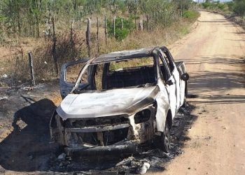 Caminhonete é encontrada destruída pelo fogo na zona rural de Queimadas