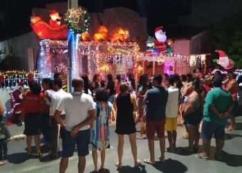 Casa de professora aposentada continua sendo a principal atração do natal