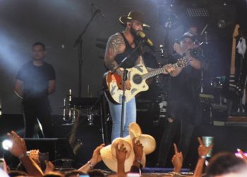 Hangar em Valente se consagra como a maior festa de fim de ano no estado
