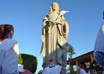 Santaluz – Bispo Dom Ottorino benze imagem de 7 metros de Santa Luzia padroeira do município