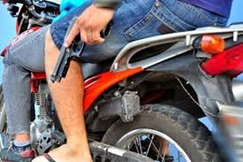 Mototaxista perde veículo durante assalto e ainda leva tiro no pescoço
