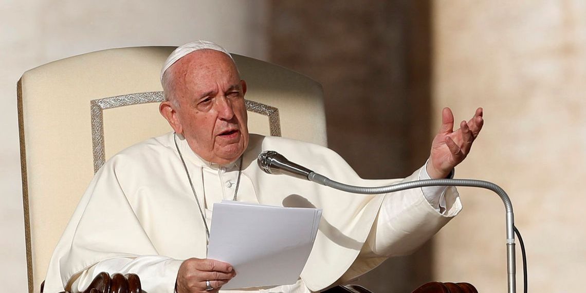 Papa Francisco diz que Igreja está atrasada e pede reformas