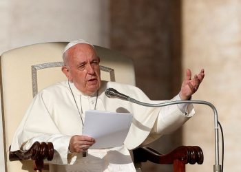 Papa Francisco diz que Igreja está atrasada e pede reformas