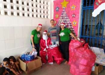 Papai Noel dos Correios leva alegria e presentes aos alunos de escola em Coité