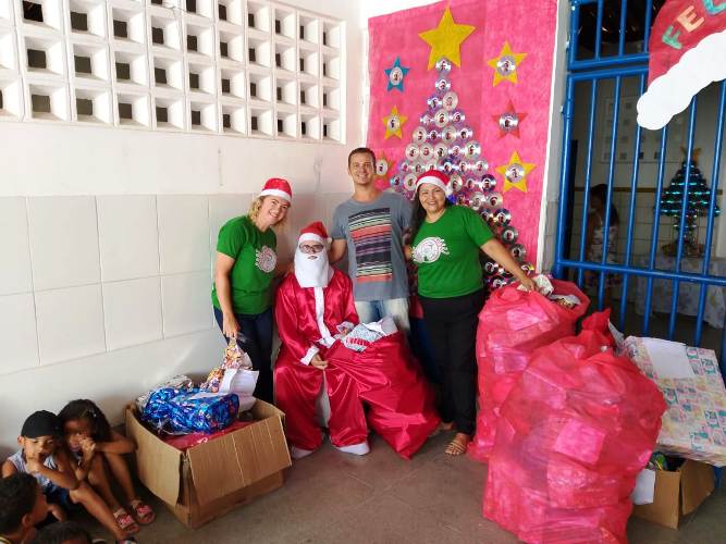 Papai Noel dos Correios leva alegria e presentes aos alunos de escola em Coité